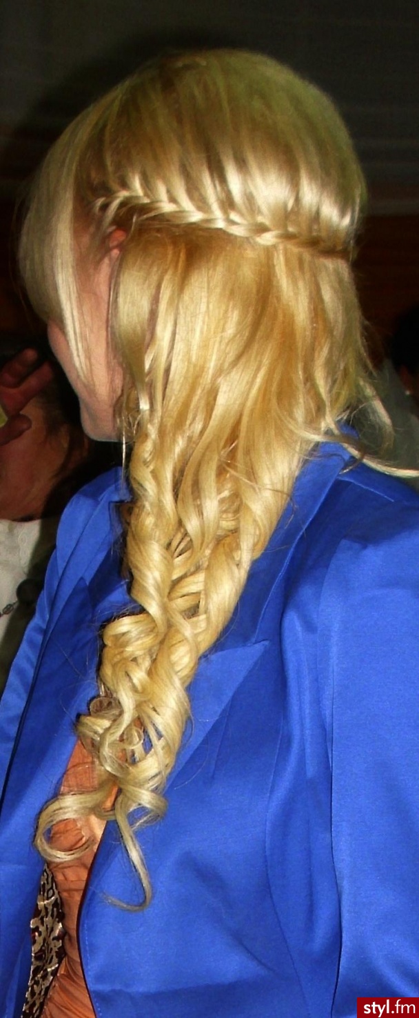 Blond Rozpuszczone Kręcone Wieczorowe Średnie Fryzury