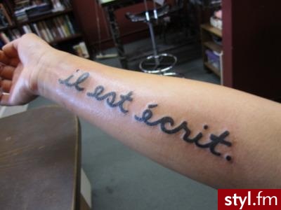 "il est écrit" means in French “it is written” - Tatuaże
