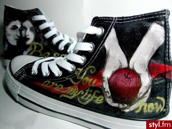 No to może butki z Edziem ??
Converse twighlight hand made xD - Pozostałe Buty Moda