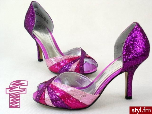 http://allegro.pl/item356601550_buty_fantasy_f1168_fuchsia_brokatowe_r_39.html

<- Tu można kupić te cudeńka xD
cena:189.00 :)
Wys.obcasa:9 cm - Pozostałe Buty Moda
