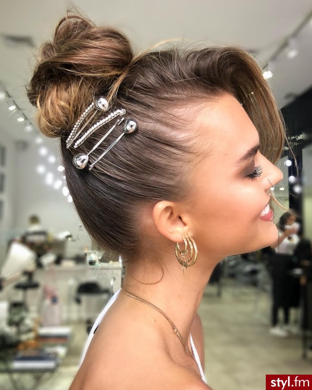 Blond Upięcie Kręcone Wieczorowe Średnie Fryzury