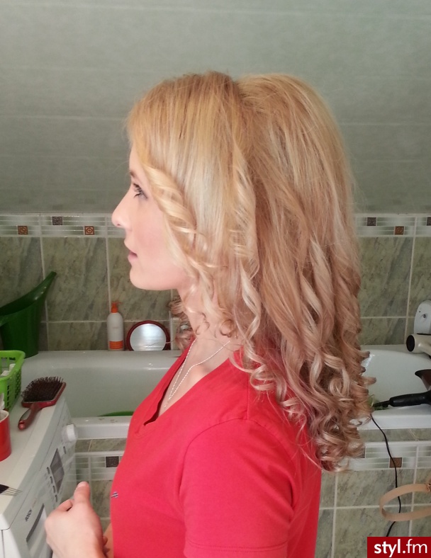 Blond Rozpuszczone Kręcone Wieczorowe Długie Fryzury