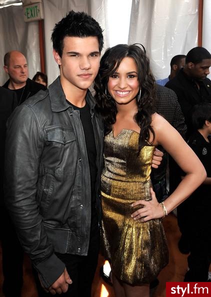 Demi Lovato & Taylor Lautner <3 - Moda uliczna Inne Moda