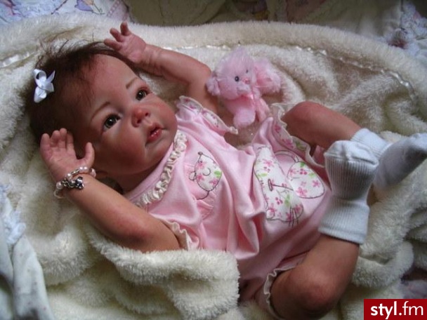 Lalki typu reborn...
wygladaja jak niemowlaki czytalam wiele wypowiedzi na ich temat na roznych forum... i wilekokrotnie spotkalam sie z twierdzeniem ze sa one terapia dla bezpolodnych kobiet lub kobiet po stracie dziecka... osobiscie uwazam ze jedynie m - Misz-masz