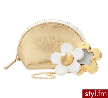 Pierścionek - kwiatek wypełniony perfumami w kremie o zapachu truskawek, wanilii, jaśminu, fiołków i piżma od Marca Jacobsa - 30$ + kosmetyczka - Gadżety Inne Moda