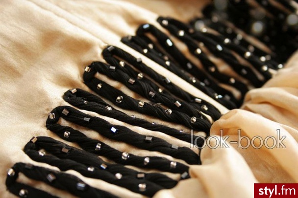 http://allegro.pl/item676490384_zara_zjawiskowa_sukienka_warstwowa_z_tiulem.html - Pozostałe Ciuchy Moda
