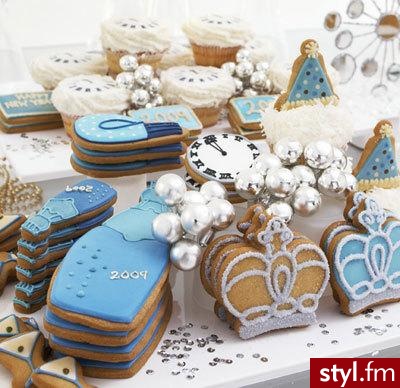 Sylwester już za nami, ale może rok 2010 powitasz ciasteczkami od Eleni's? ;) Za 65 dolarów otrzymasz 15 rodzajów ciasteczek, takich jak butelki, zegary, kieliszki. Smacznego! :) - Misz-masz