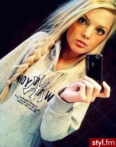 bardzo ładna!. Cudowna twarz ... Widać, że ładne włoski. Bluza też mi się podoba :D - Długie Fryzury