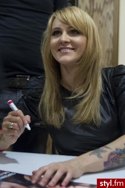 Agnieszka Chylińska w blondzie... - Blond Rozpuszczone Proste z grzywką Na co dzień Średnie Fryzury
