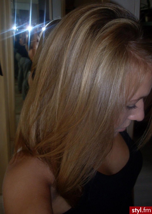 Moje włosy na etapie powrotu do naturalnego koloru.. Spłukany Ciemny blond, za 2 tyg poprawiam znowu ciemnym blondem :) - Blond Rozpuszczone Proste Na co dzień Średnie Fryzury