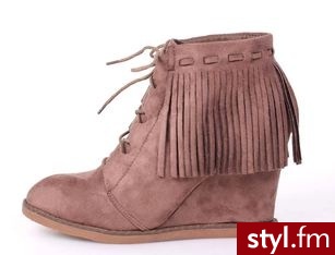 Zamszowe botki z frędzlami - zapraszam na stronę - ModneNiebo.pl - Botki Buty Moda