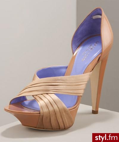 Sergio Rossi - wysokie, seksowne obcasy wykonane ze skóry i satyny.
Cena: 650$ - Pozostałe Buty Moda