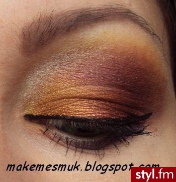zapraszam na mojego bloga www.makemesmuk.blogspot.com - Dzienne Makijaże