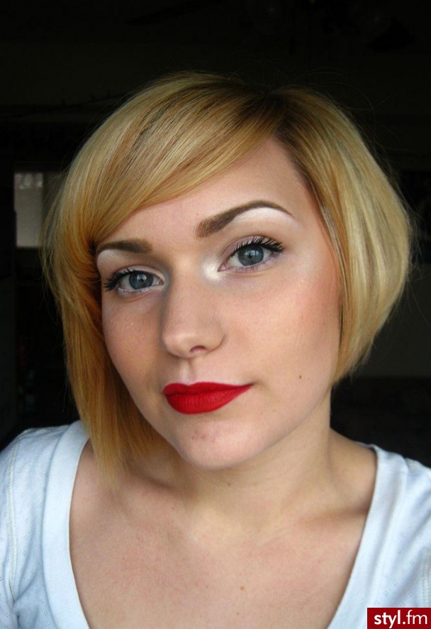 USTA USTA. Lips:
(First set)MAC Brick l/l, Russian Red l/s
(second set)added MAC's Media l/s, Reflects Blackened Red - Makijaże