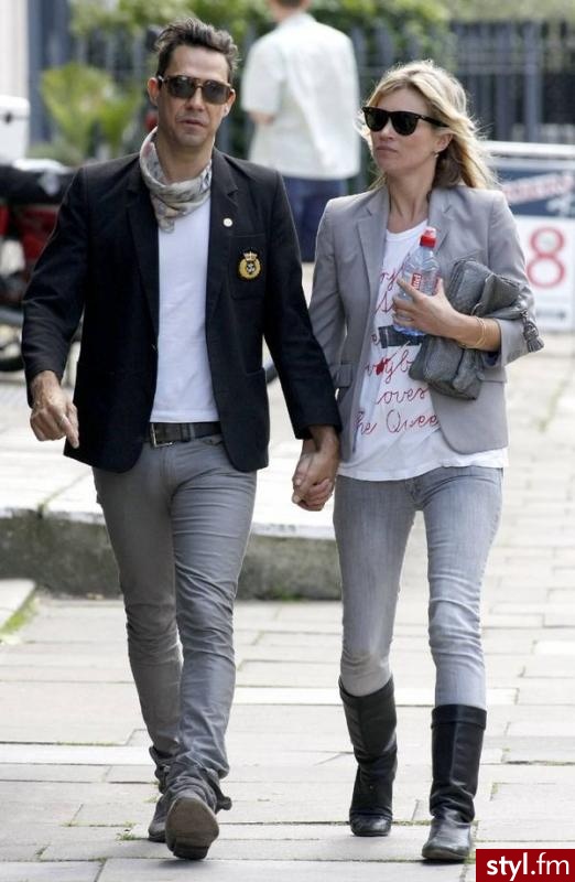 Kate Moss - okulary Ray-Ban, torba Derek Lam Elsa, jeansy Siwy - Moda uliczna Inne Moda