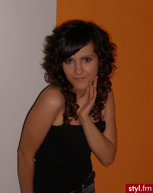 Loczki. robione lokówką, przeze mnie <sama sobie robię wszelkie fryzury>, rzecz jasna :)grzywka prostownicą Zeszło mi na ich robocie ponad 2 godziny oraz połowa lakieru do włosów, ale fryzurka trzymała się całą noc :) - Kręcone Na co dzień Średnie Fryzury