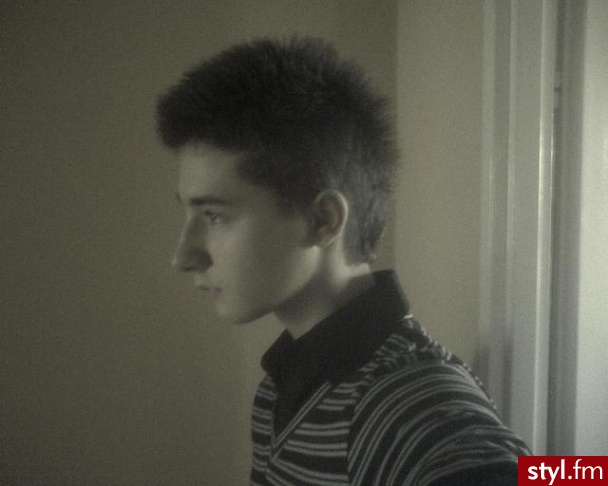 Umyte, wysuszone wlosy na lakier ;) dobre na codzien ;PP - Punk Rock Alternatywne Średnie Fryzury