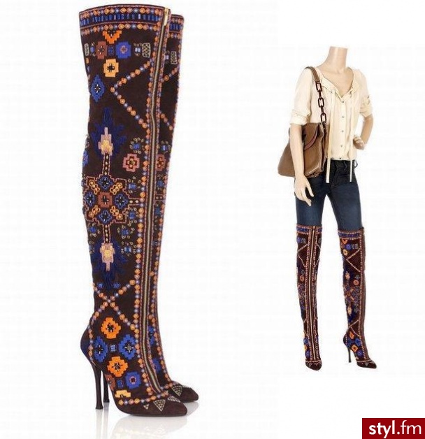 Kozaki za kolano są co prawda bardzo modne, ale czy w tym przypadku nie jest wszystkiego za dużo? Nie wyglądają jak mieszanka stylu Pocahontas i hipiski? - Pozostałe Buty Moda