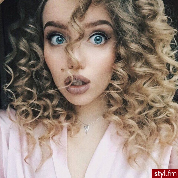Blond Rozpuszczone Kręcone Na co dzień Średnie Fryzury