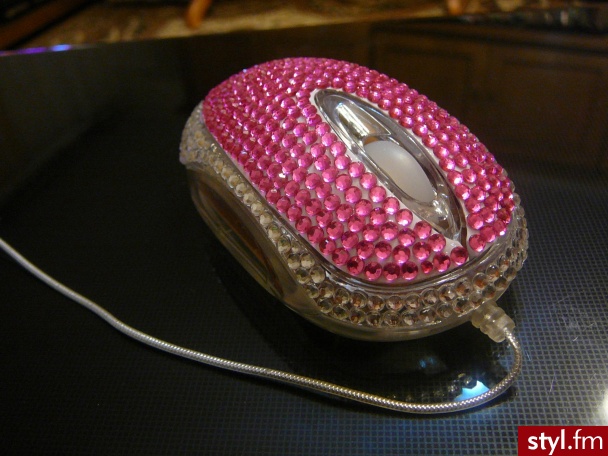 Bling-Bling Mouse. Moja :) Optyczna myszka do laptopa... Bling-Bling od firmy TRUST :) Na żywo jest kolorystycznie trochę ciemniejsza i fajowo się mieni ;] Cena: Około 50 zł. - Gadżety Inne Moda
