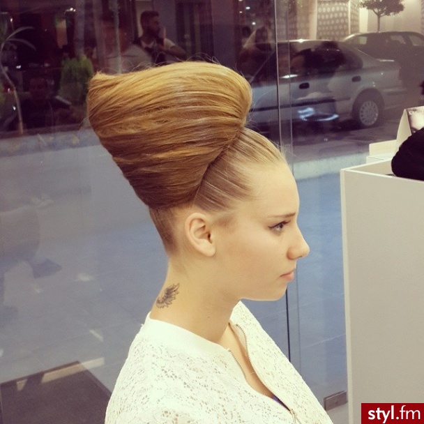 Blond Upięcie Kręcone Konkursowe, pokazowe Średnie Fryzury