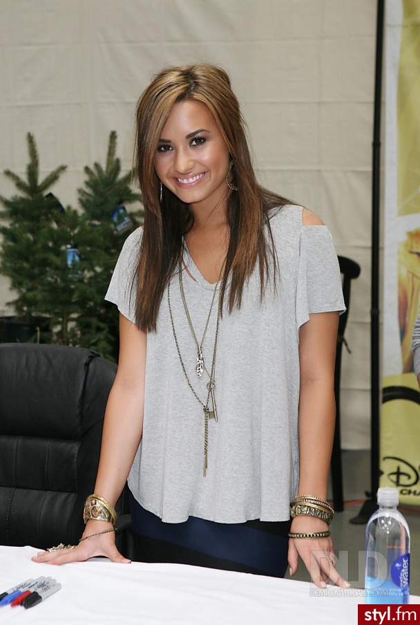 Demi Lovato . - Średnie Fryzury