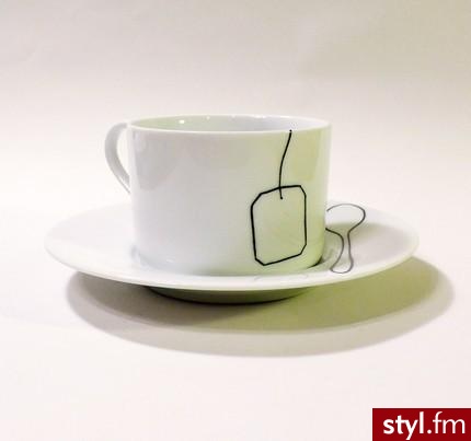 Niby zwykła biała porcelana, prosta filiżanka ze spodkiem… nic by jej nie wyróżniało, gdyby nie umowne znaki - narysowana łyżeczka spoczywająca na talerzyku i metka z torebki herbaty zwisająca z filiżanki. Nietypowe, oryginalne i zachęcające do wypicia go - Misz-masz
