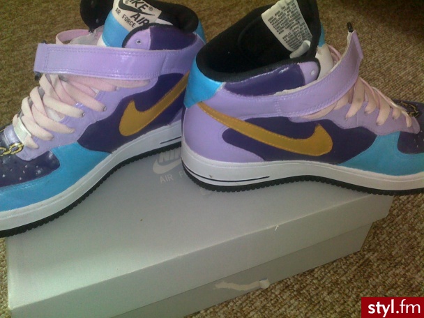 BUTY NIKE AIR FORCE ONE RĘCZNIE MALOWANE!! NOWE!!. Buciki były malowane przez mistrza w swoim fachu. Buty są nowe, nie były noszone. Są jedyne w Polsce, jedyne na świecie!! Chcę je sprzedać komuś, kto kocha rzeczy jedyne w swoim rodzaju:). Zapraszam do ku - Misz-masz