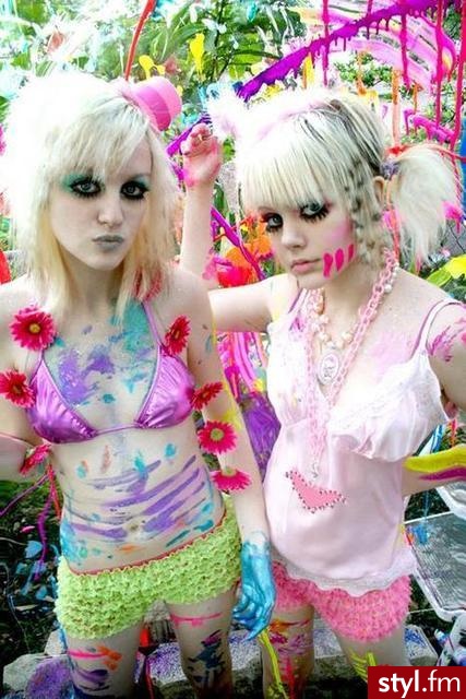 Kiki kannibal i dakota rose - EMO Alternatywne Średnie Fryzury