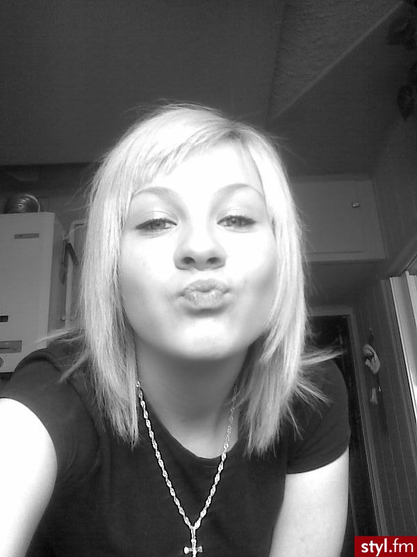 ;* - Średnie Fryzury