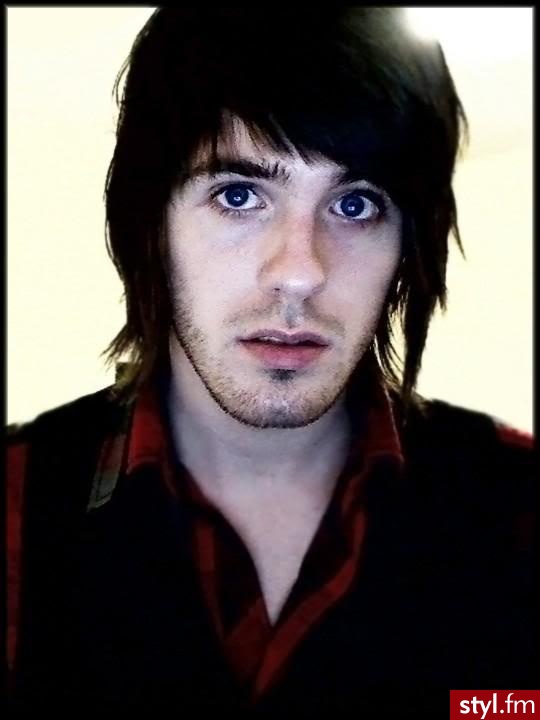 Matthew Brown
http://www.youtube.com/user/swiftkaratechop - Średnie Męskie Fryzury
