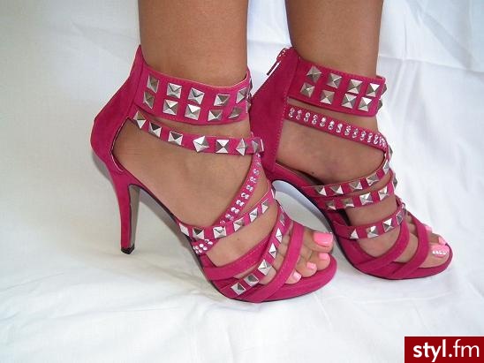 sexy gladiatorki. Sprzedam takie buciki!!
rozmiar 37 dł wkładki 24,5cm - Pozostałe Buty Moda