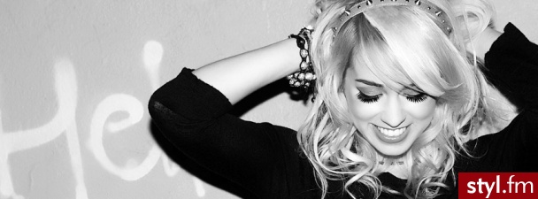 Coco <33 - Blond Rozpuszczone Kręcone Na co dzień Średnie Fryzury