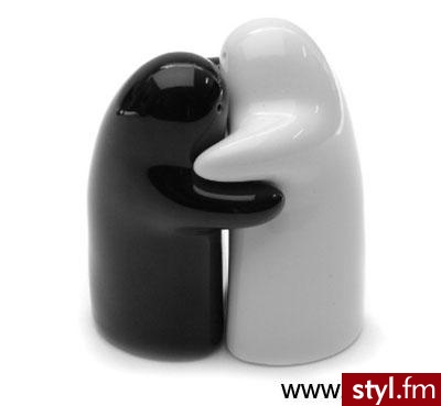 Zakochane solniczki(;. Dwie figurki w gorącym uścisku miłości, idealne do własnej kuchni i na prezent.
http://picco.pl/index.php?p67,zakochane-solniczki-zawsze-razem-jak-sol-i-pieprz - Misz-masz