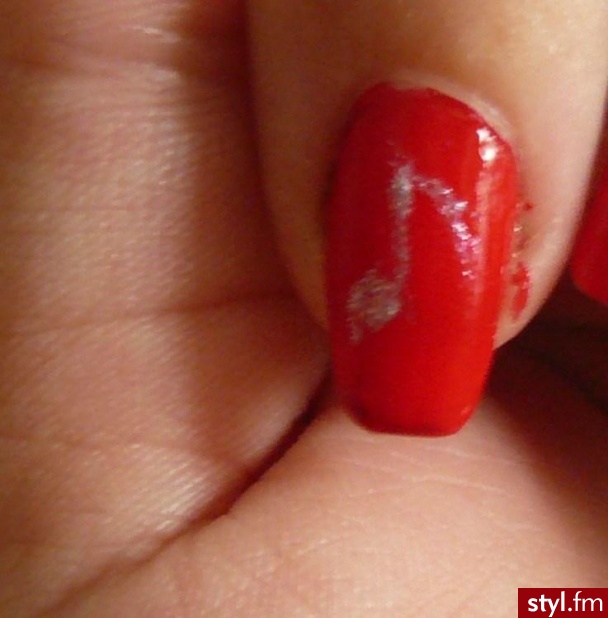 Nails ^^. Srebrne nutki na czerwonym lakierze ;] - Paznokcie