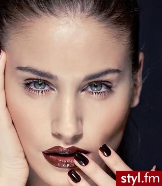 Szminka Lip Attitude Chic, Sephora, odcień C11, 29 zł; Lakier do paznokci Lycra Longer Stronger, Astor, odcień 335, 20 zł. - Makijaże