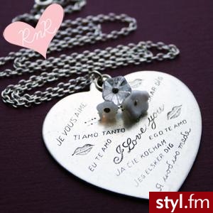 Naszyjnik na którym jest napisane kocham cię  w 15 różnych językach w końcu 1 raz kocham cię to za mało :) - Pozostałe Dodatki Moda