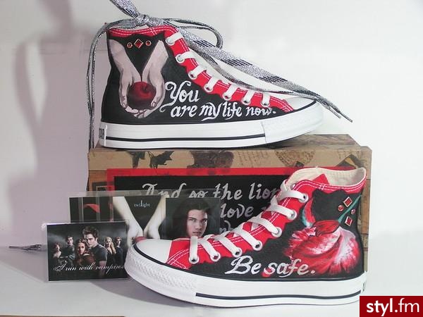 No to może butki z Edziem ??
Converse twighlight hand made xD

ps.jedno jest takie samo... - Pozostałe Buty Moda