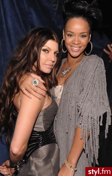 Rihanna & Fergie - Kręcone Na co dzień Średnie Fryzury