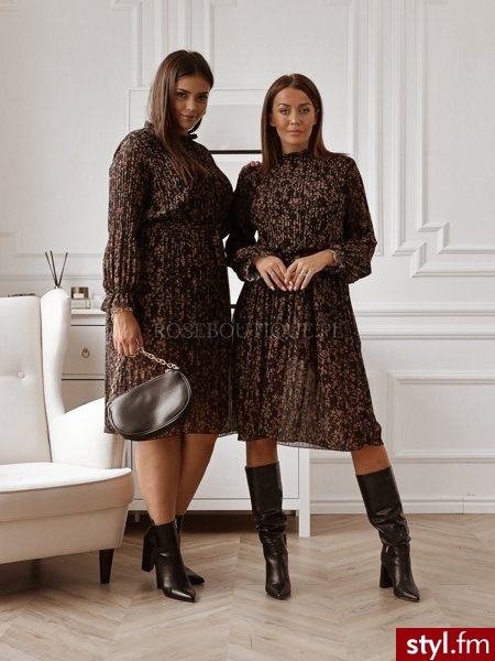 Sukienka wykonana została z pięknej, szyfonowej tkaniny. Plisowany materiał w połączeniu z delikatną stójka dodaje całości elegancji. Gumka w talii oraz na końcach rękawów sprawia, że świetnie się układa. https://roseboutique.pl/ - Dzienne Sukienki Moda