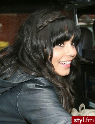 Vanessa Hudgens - Czarne Rozpuszczone Kręcone z grzywką Na co dzień Długie Fryzury