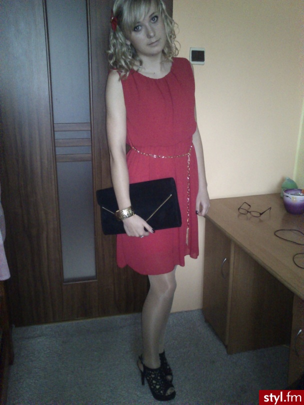 Sylwia *18 lat* wszystko ładne dobrane, sukienka wieczorowa, moja siostra wybiera się na wesele, czy dobrze wygląda ?  - Wieczorowe Sukienki Moda