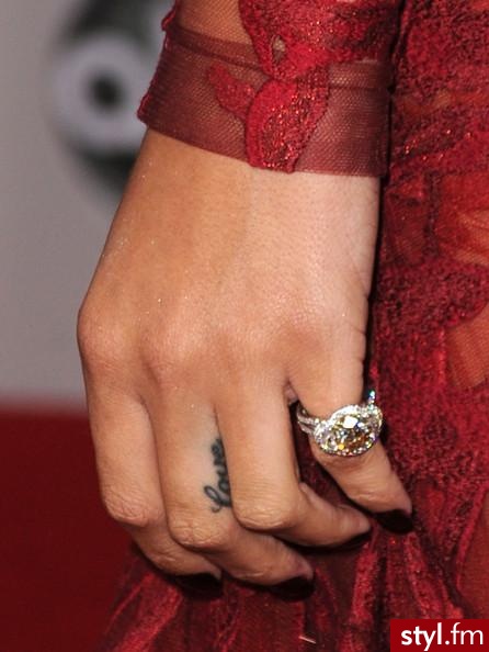 rihanna3 - Sukienki Moda