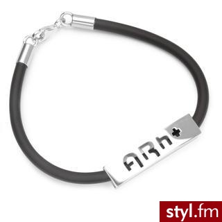Bransoletka. Kauczukowa bransoletka ze srebrnym elementem zawierającym informację o Twojej grupie krwi. Dostępne długości: 19 i 21 cm. Srebro próby 0,925. Yes, 245 zł. - Pozostałe Dodatki Moda