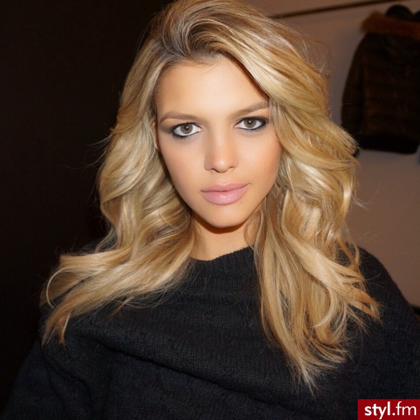 Blond Rozpuszczone Kręcone Na co dzień Średnie Fryzury