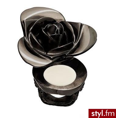 Perfumy ukryte w .. pierścionku. Projekt Kat von D, oczywiście. :) Cena: $30 - Misz-masz