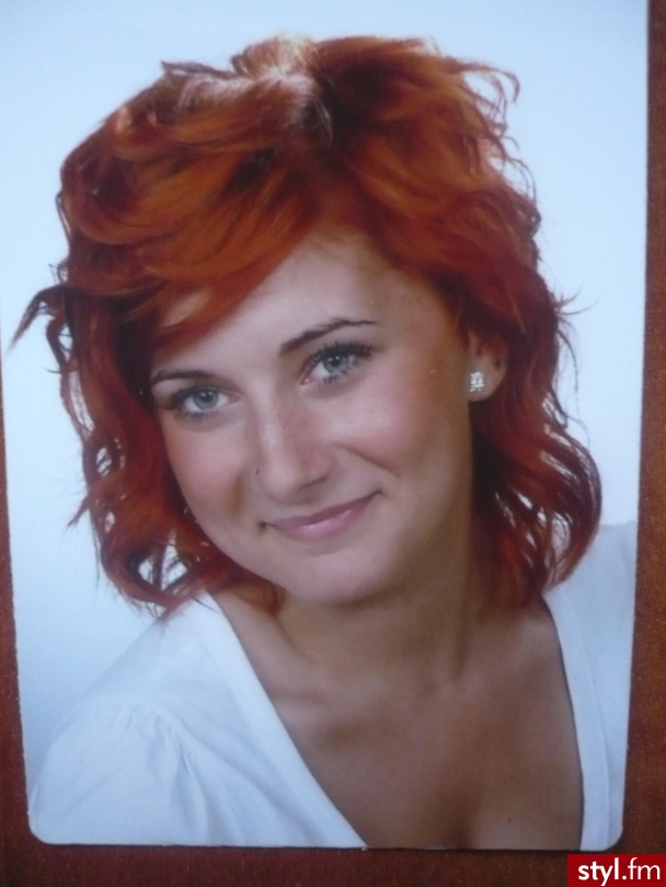zdjęcie robione rok temu - Kolorowe Rozpuszczone Kręcone Na co dzień Średnie Fryzury