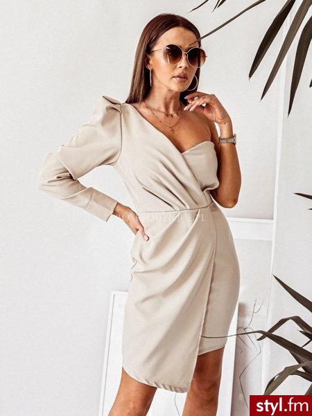 Elegancka, dopasowana sukienka na jedno ramię z długim rękawem. Podkreśla sylwetkę oraz biust dzięki pięknie wykrojonemu dekoltowi. Zapinana z tyłu na zamek. Idealna na różne uroczystości. https://roseboutique.pl/ - Wieczorowe Sukienki Moda