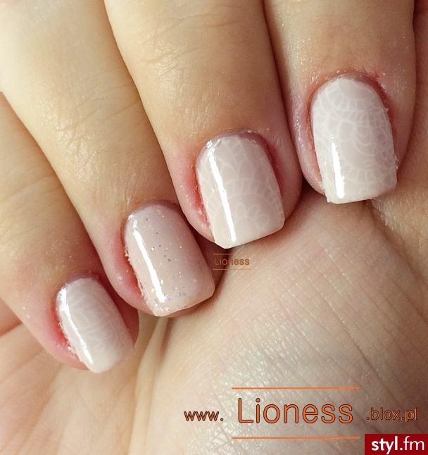 Jak wykonać taki manicure? To bardzo proste! Zobacz film jak to zrobić krok po kroku: https://www.youtube.com/watch?v=749XrMe5pLY - Kwadratowe Stempelki Naturalne Paznokcie