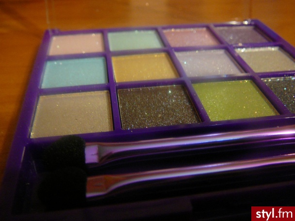 eye shadow Hello Kitty. Moje kolorowe cienie ;) "Hello Kitty eye shadow by H&M" : ) 12 kolorów za 19,90 zł :) - Misz-masz